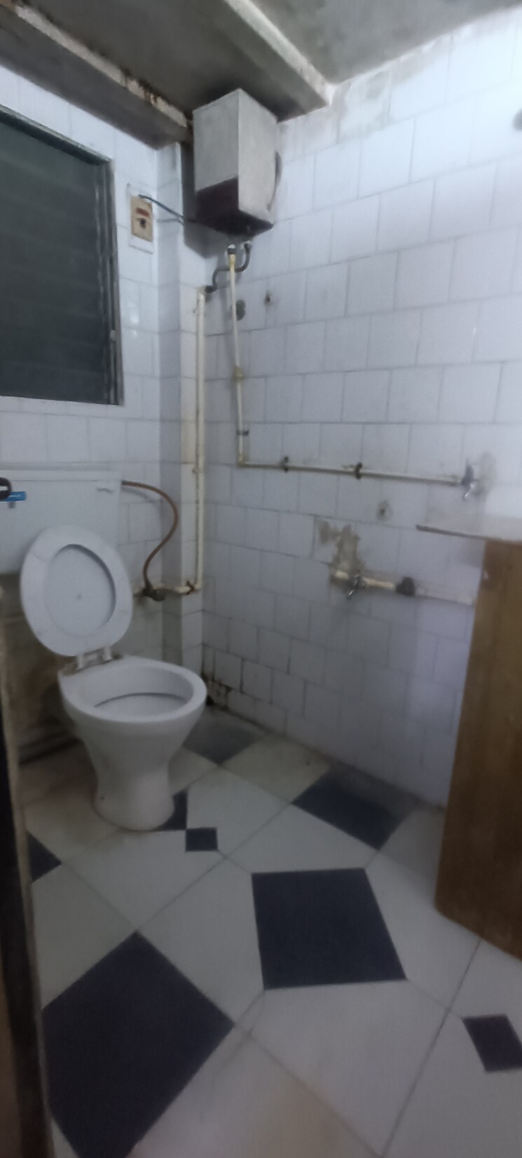 Bathroom, dattani-dharam-prem 2 Bedroom 500 Sq.Ft. Independent House In Santacruz East Mumbai 7959899