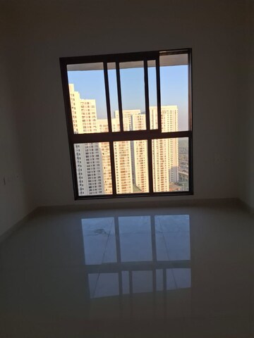 Room in 2.5 BHK Apartment at Runwal Eirene, Balkum Pada – for Rent