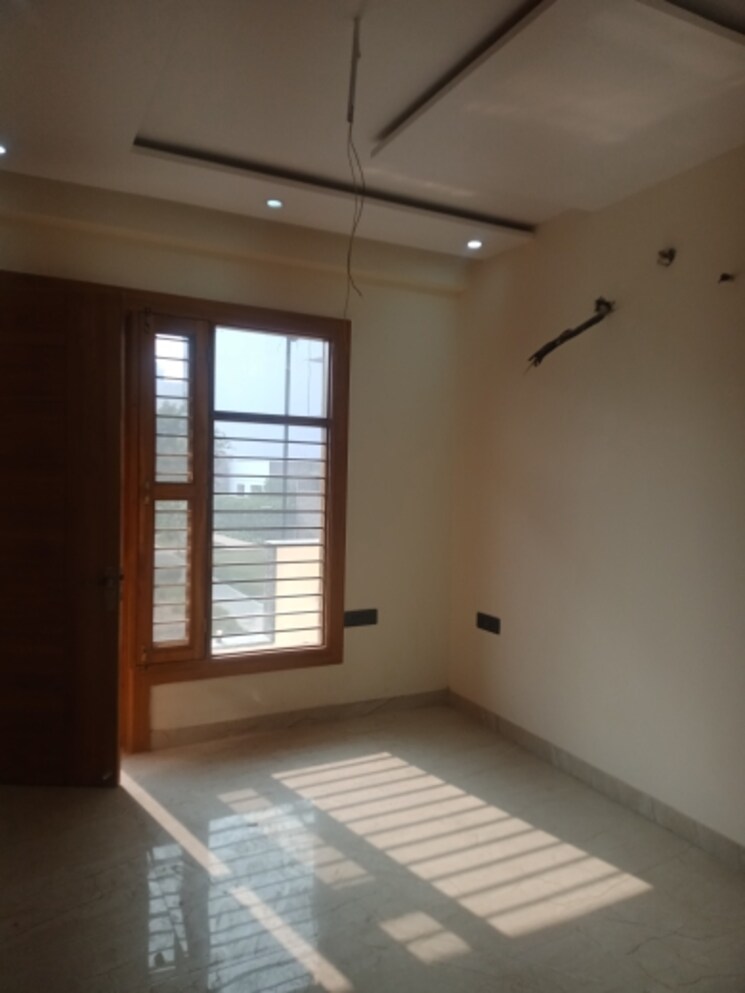 Room, bptp-district 3 Bedroom 162 Sq.Yd. Builder Floor In Sector 81 Faridabad 7960071
