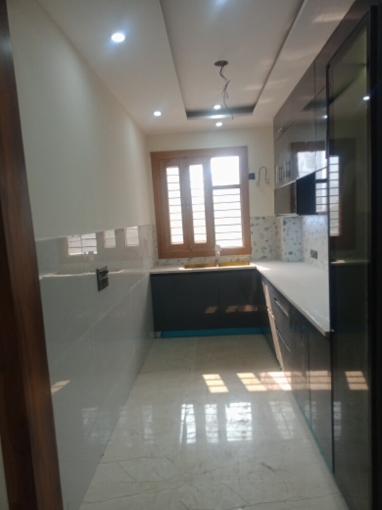 Kitchen, bptp-district 3 Bedroom 162 Sq.Yd. Builder Floor In Sector 81 Faridabad 7960071