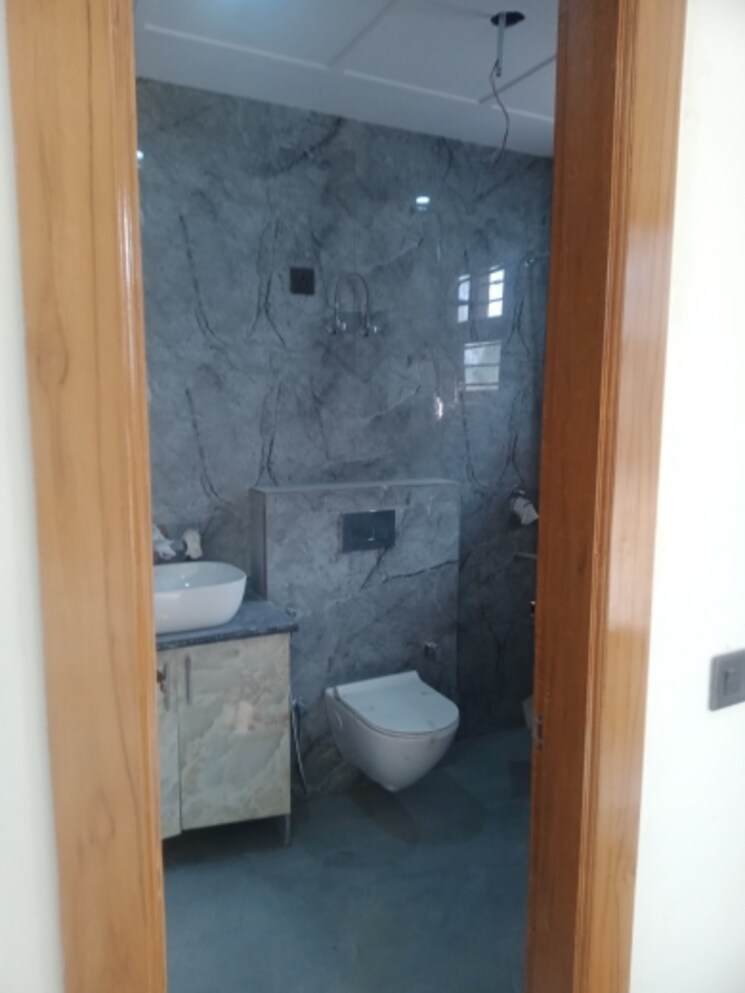 Bathroom, bptp-district 3 Bedroom 162 Sq.Yd. Builder Floor In Sector 81 Faridabad 7960071