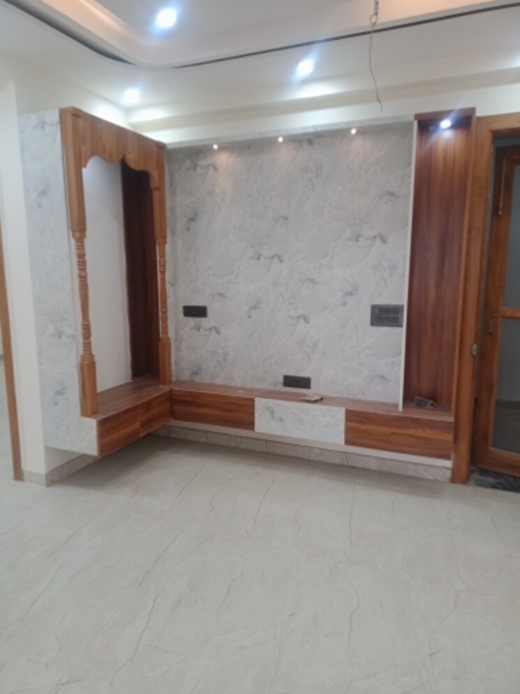 Room, bptp-district 3 Bedroom 162 Sq.Yd. Builder Floor In Sector 81 Faridabad 7960071