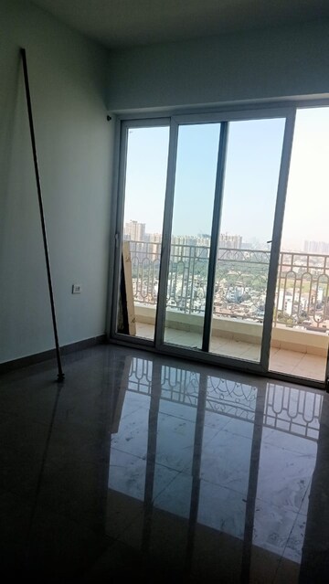 Room in 3 BHK Apartment at Mahagun Mirabella, Sector 79 – for Rent