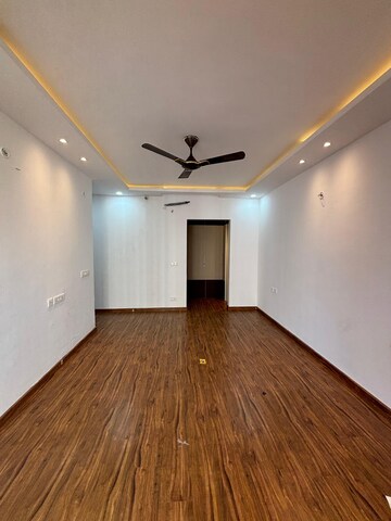Room in 3 BHK Apartment at Omaxe The Palace, Gomti Nagar – for Sale