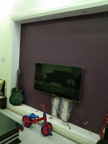 Room in 2 BHK Apartment at Alkapuri – for Rent