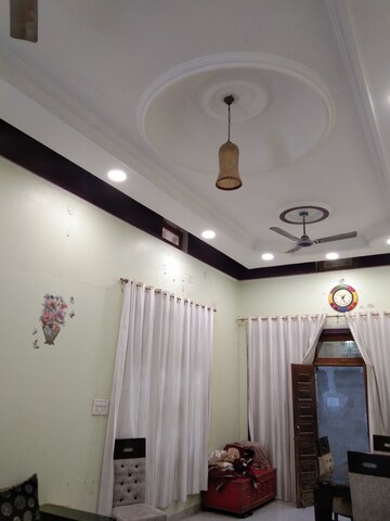 Living Room in 2 BHK Apartment at Alkapuri – for Rent
