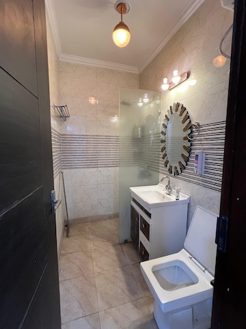 Bathroom in 3 BHK Builder Floor at Sector 43 – for Sale