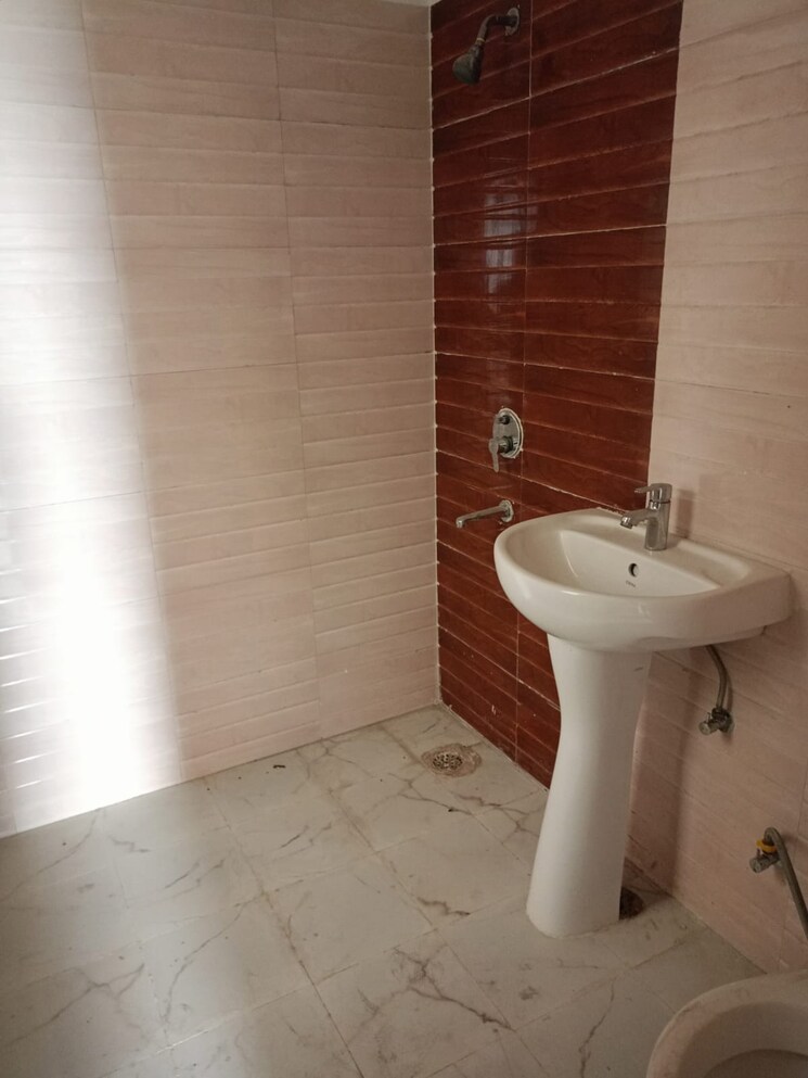 Bathroom, deep-homes-sector-73 2 Bedroom 950 Sq.Ft. Apartment In Sector 73 Noida 7960814
