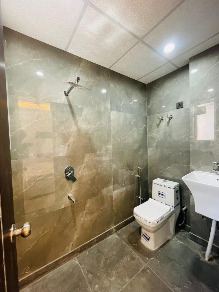 Bathroom, deep-homes-sector-73 2 Bedroom 950 Sq.Ft. Apartment In Sector 73 Noida 7960814