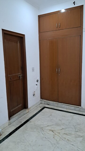 Room in 2 BHK Independent House at RWA Apartments Sector 52, Sector 52 – for Rent