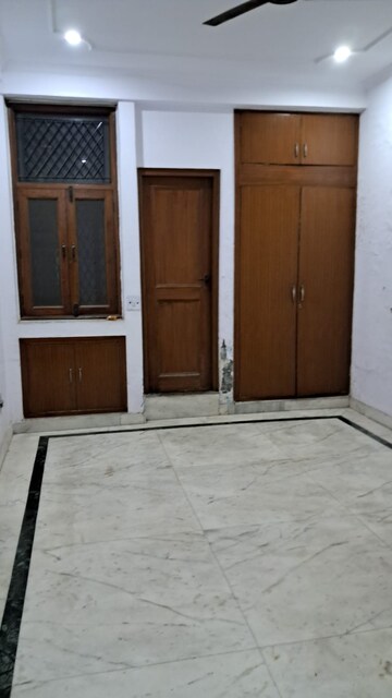 Room in 2 BHK Independent House at RWA Apartments Sector 52, Sector 52 – for Rent