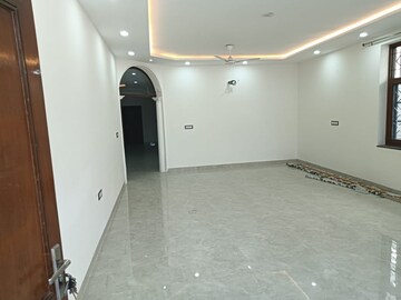 Room in 5 BHK Independent House at RWA Apartments Sector 61, Sector 61 – for Rent