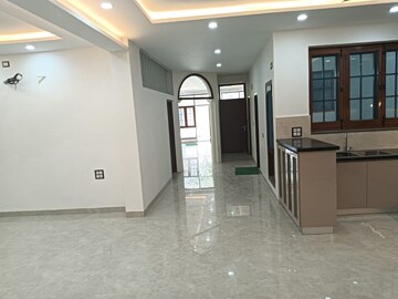 Room in 5 BHK Independent House at RWA Apartments Sector 61, Sector 61 – for Rent