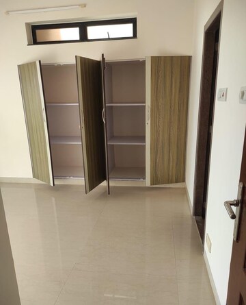 Room in 2 BHK Apartment at K Raheja Heights, Malad East – for Rent