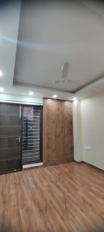 Room in 2 BHK Builder Floor at Sector 9 – for Rent