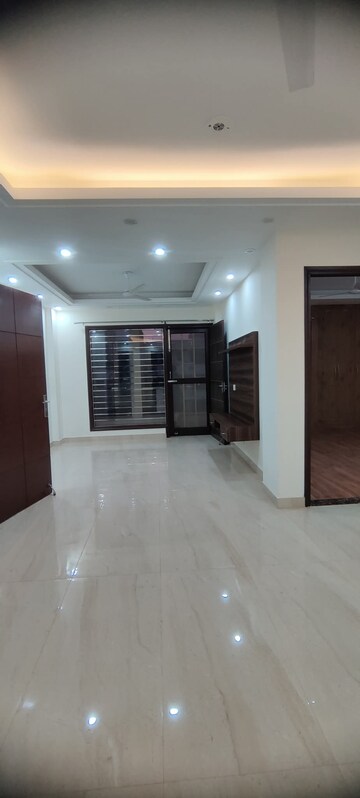 Room in 2 BHK Builder Floor at Sector 7 – for Rent