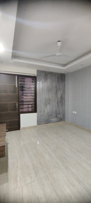 Room in 2 BHK Builder Floor at Sector 7 – for Rent