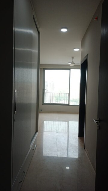 Room in 4 BHK Apartment at Oberoi Sky City, Borivali East – for Rent