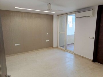 Room in 3 BHK Builder Floor at Unitech Palms, South City 1 – for Rent