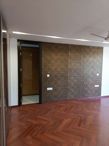 Room in 3 BHK Builder Floor at Unitech Palms, South City 1 – for Rent