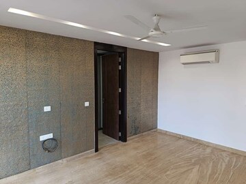 Room in 3 BHK Builder Floor at Unitech Palms, South City 1 – for Rent