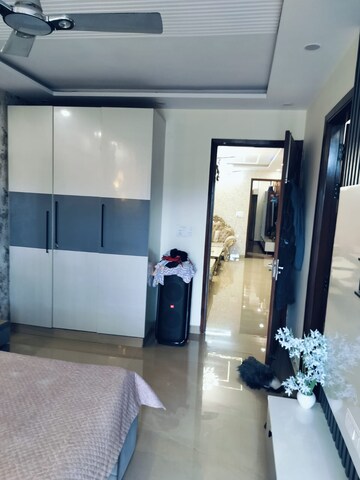 Furnished Amenities in 4 BHK Builder Floor at Hari Nagar – for Sale
