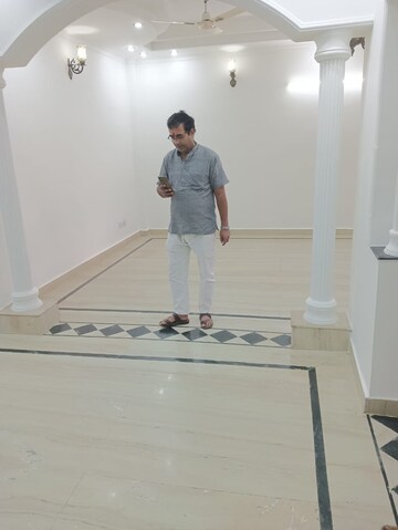Room in 2 BHK Apartment at Greater Kailash I – for Rent