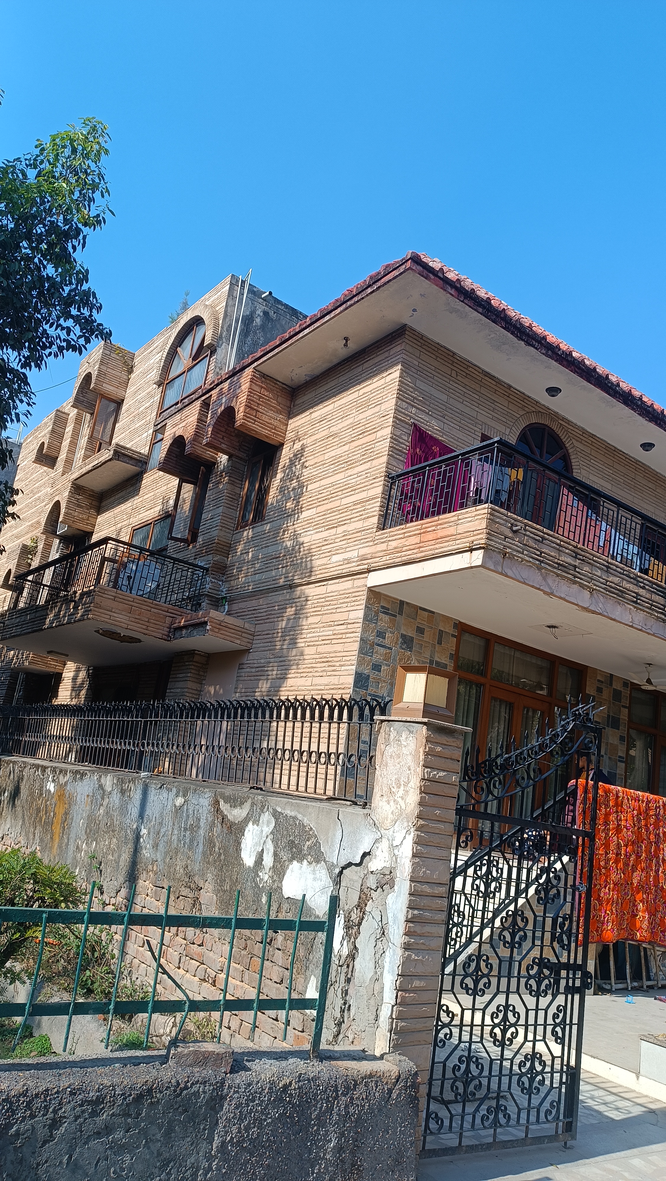 6+ BHK + Pooja Room,Servant Room Independent House For Sale in RWA Apartments Sector 40