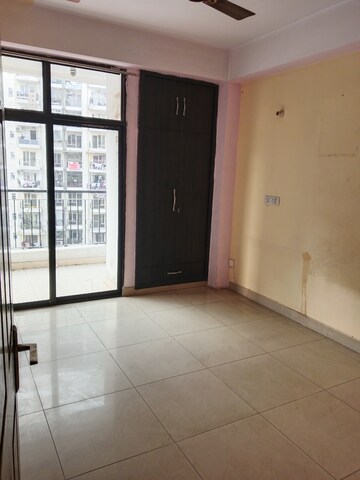 Room in 2 BHK Apartment at Ajnara Integrity, Raj Nagar Extension – for Rent