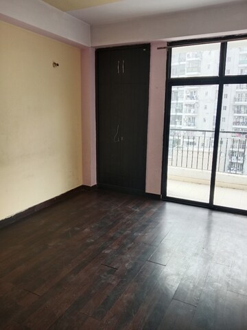 Room in 2 BHK Apartment at Ajnara Integrity, Raj Nagar Extension – for Rent