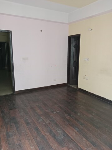 Room in 2 BHK Apartment at Ajnara Integrity, Raj Nagar Extension – for Rent