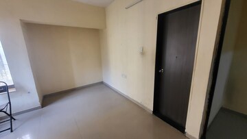 Room in 2.5 BHK Apartment at Runwal Garden City, Balkum Pada – for Rent