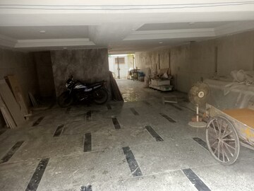 Parking in 3 BHK Builder Floor at Janakpuri – for Rent