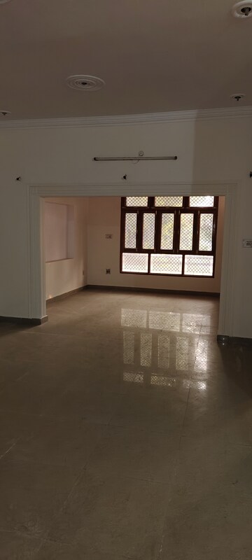 Room in 3 BHK Independent House at Gomti Nagar – for Rent