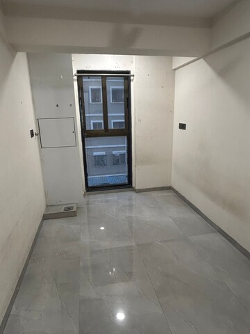 Room in 2.5 BHK Apartment at Platinum Life, Andheri West – for Rent