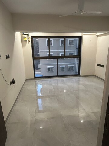 Room in 2.5 BHK Apartment at Platinum Life, Andheri West – for Rent