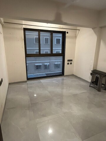 Room in 2.5 BHK Apartment at Platinum Life, Andheri West – for Rent