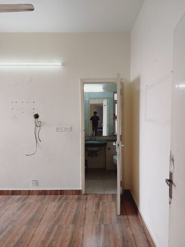 Room in 3 BHK Apartment at DLF Regency Park I, Dlf Phase iv – for Rent