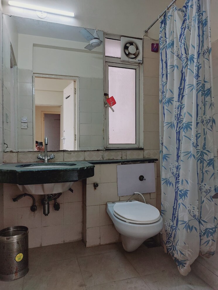Bathroom, dlf-regency-park-i 3 Bedroom 1750 Sq.Ft. Apartment In Dlf Phase iv Gurgaon 7963956