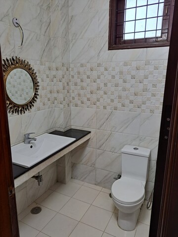Bathroom in 3 BHK Builder Floor at DLF Building 10, Dlf Phase ii – for Rent