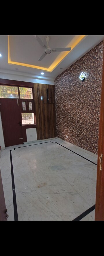 Room in 3 BHK Builder Floor at Maya Homes, Indrapuram – for Rent