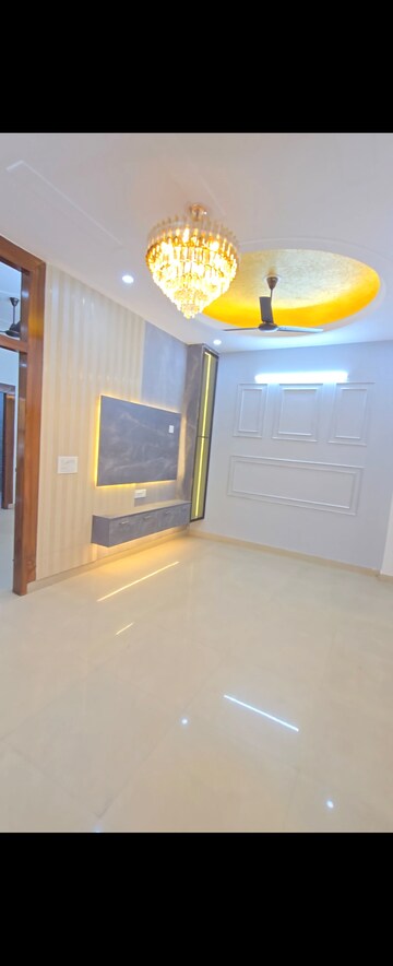 Room in 3 BHK Builder Floor at Niti Khand – for Rent