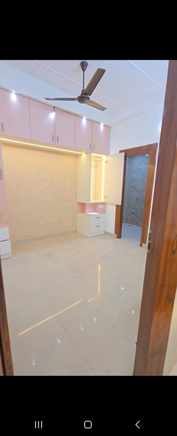 Room in 3 BHK Builder Floor at Niti Khand – for Rent