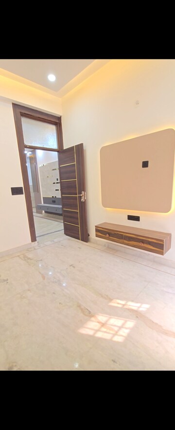 Room in 2 BHK Builder Floor at Divya Kunj, Niti Khand – for Rent