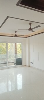 3 BHK + Servant Room 200 Sq.Yd. Builder Floor in Sarvodya Enclave