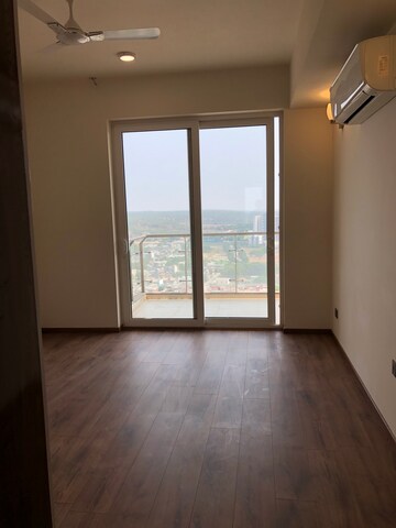 Room in 3 BHK Apartment at Mahindra Luminare, Sector 59 – for Rent