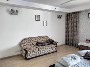 Living Room in 4 BHK Apartment at DLF The Belaire, Sector 54 – for Rent