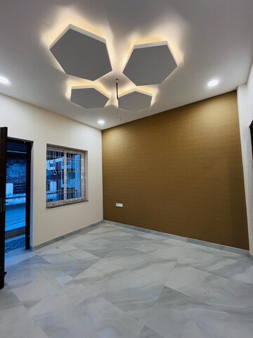 Room in 5 BHK Independent House at Gomti Nagar – for Sale