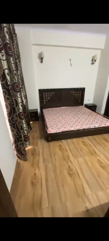 Master Bedroom in 2.5 BHK Apartment at Amrapali Zodiac, Sector 120 – for Rent
