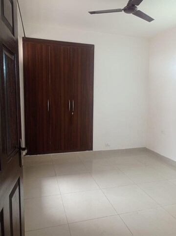 Room in 2 BHK Apartment at Supertech Cape Town, Sector 74 – for Rent